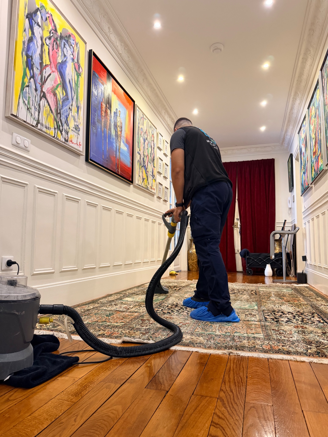 Nettoyage professionnel d'un tapis persan dans un appartement haussmannien à Paris