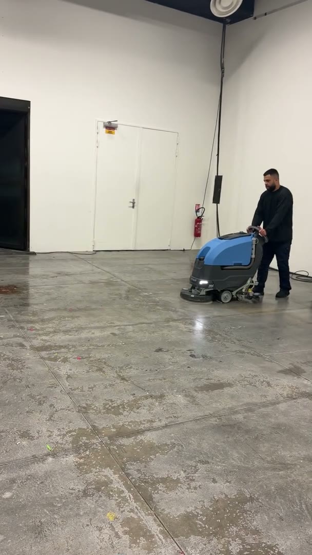 Remise en état de sols à l'autolaveuse dans un local vide