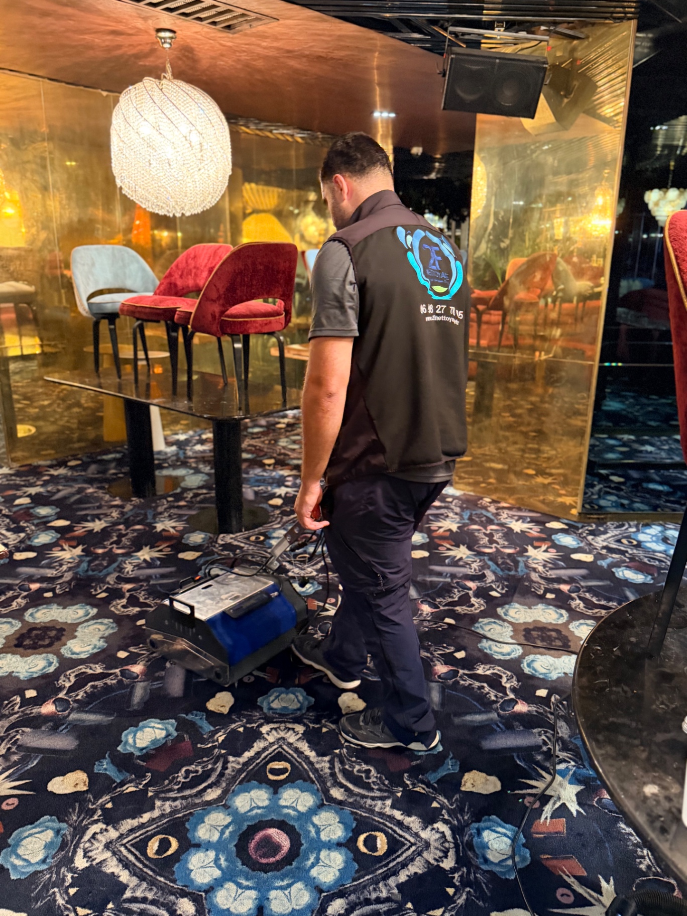 Agent 2F Nettoyage en intervention : shampoinage de moquette dans un restaurant à Paris